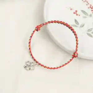 Vòng tay ngũ sắc dây 2.0mm đỏ phối charm cỏ 4 lá mỏng freesize người lớn - Chồi Nhỏ