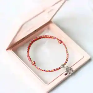 Vòng tay ngũ sắc dây 2.0mm đỏ phối charm cỏ 4 lá dày freesize người lớn - Chồi Nhỏ