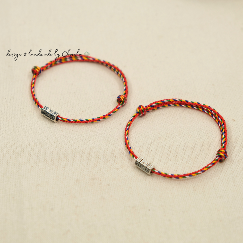 Vòng tay ngũ sắc phối charm lục tự dài | dây đỏ 3.0mm phối charm lục tự dài 20mm | Chồi Nhỏ 2 Vòng tay ngũ sắc phối charm lục tự dài | dây đỏ 3.0mm phối charm lục tự dài 20mm | Chồi Nhỏ - Ảnh 2