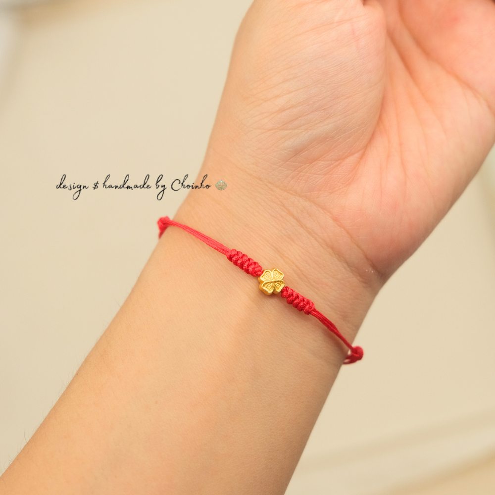 Vòng tay chỉ đỏ phối cỏ 4 lá | Dây 0.8mm phối charm cỏ 4 lá nhỏ may mắn | Chồi Nhỏ 1 Vòng tay chỉ đỏ phối cỏ 4 lá | Dây 0.8mm phối charm cỏ 4 lá nhỏ may mắn | Chồi Nhỏ