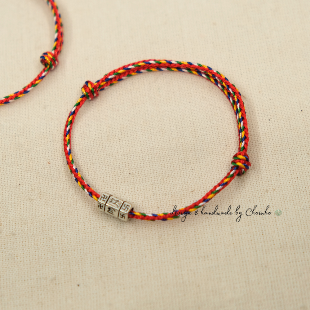 Vòng tay ngũ sắc phối charm lục tự dài | dây đỏ 3.0mm phối charm lục tự dài 20mm | Chồi Nhỏ 1 Vòng tay ngũ sắc phối charm lục tự dài | dây đỏ 3.0mm phối charm lục tự dài 20mm | Chồi Nhỏ