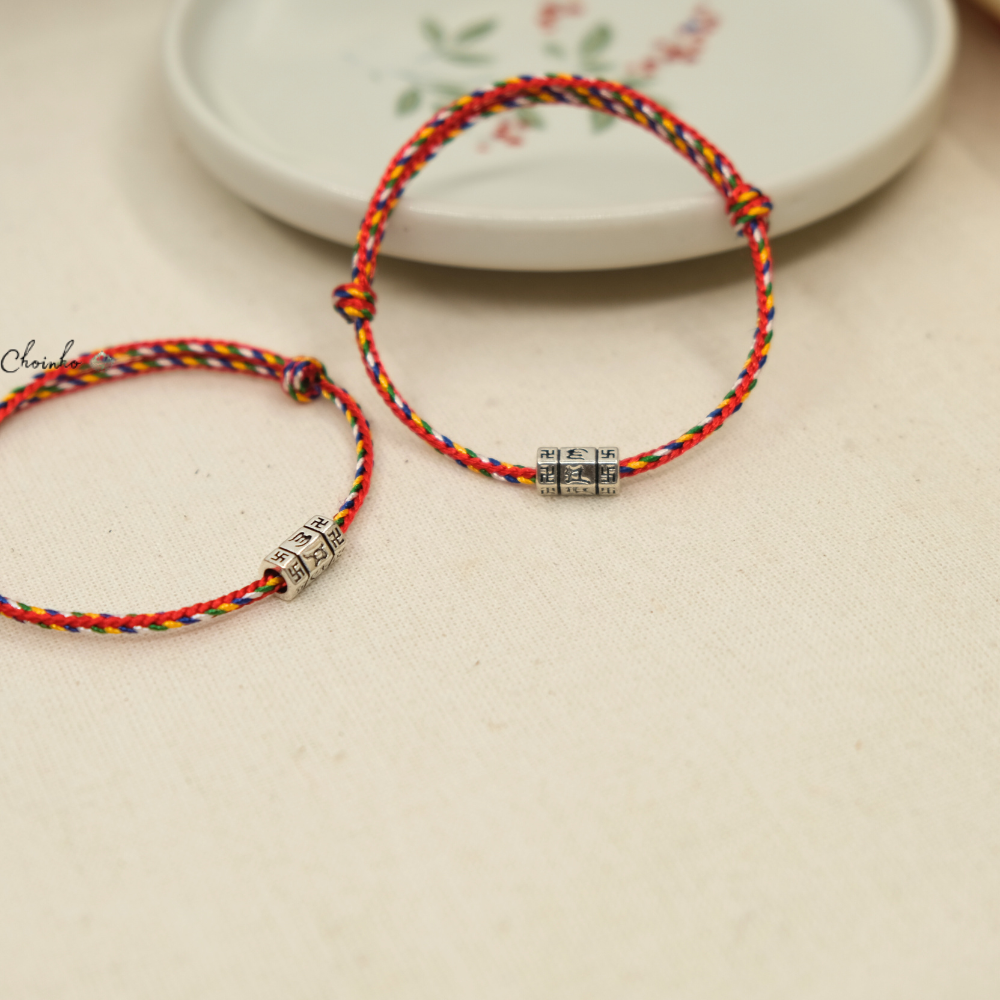 Vòng tay ngũ sắc phối charm lục tự dài | dây đỏ 3.0mm phối charm lục tự dài 20mm | Chồi Nhỏ 4 Vòng tay ngũ sắc phối charm lục tự dài | dây đỏ 3.0mm phối charm lục tự dài 20mm | Chồi Nhỏ - Ảnh 4