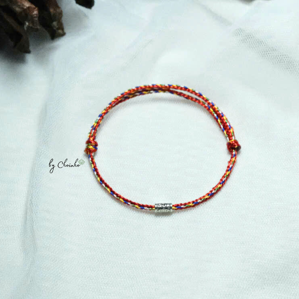 Vòng tay ngũ sắc phối charm tây tạng | dây màu đỏ dày 2.0mm | freesize cho người lớn | Chồi Nhỏ 1 NS.1V.DT20.002.FS