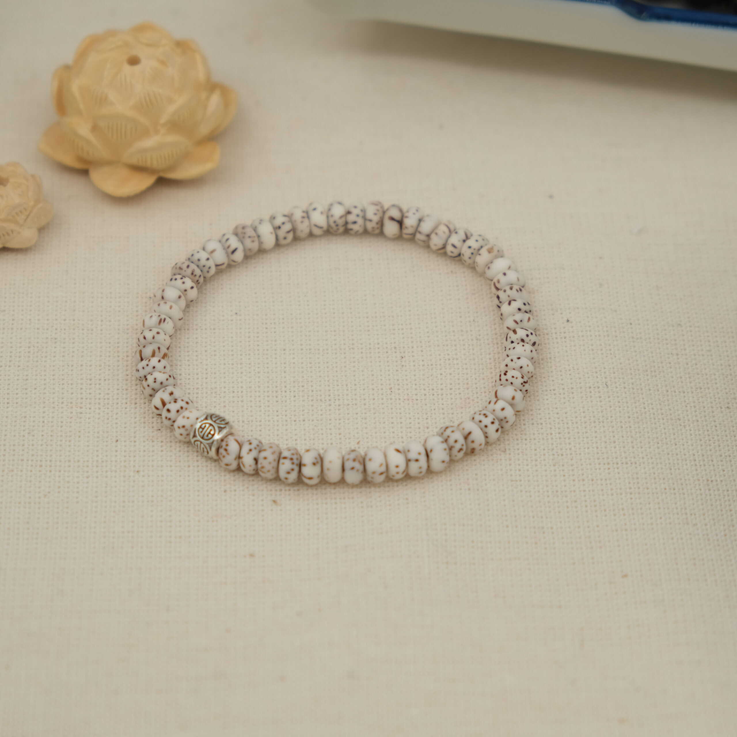 Vòng tay Bồ Đề tinh nguyệt phối charm song hỷ | hạt bồ đề dẹt 5x3mm charm bạc cổ| theo cỡ tay | Chồi Nhỏ 3 Vòng tay Bồ Đề tinh nguyệt phối charm song hỷ | hạt bồ đề dẹt 5x3mm charm bạc cổ| theo cỡ tay | Chồi Nhỏ - Ảnh 3