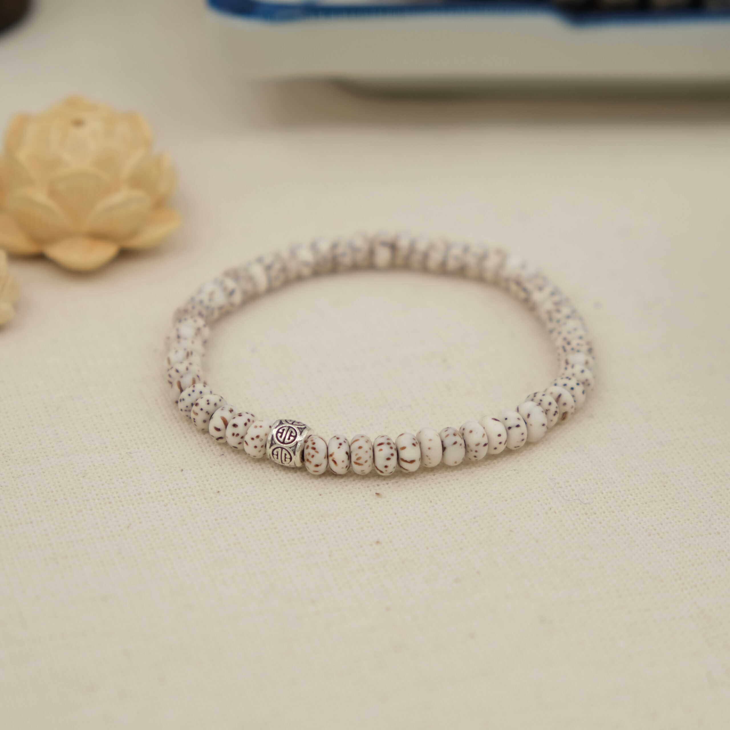 Vòng tay Bồ Đề tinh nguyệt phối charm song hỷ | hạt bồ đề dẹt 5x3mm charm bạc cổ| theo cỡ tay | Chồi Nhỏ 4 Vòng tay Bồ Đề tinh nguyệt phối charm song hỷ | hạt bồ đề dẹt 5x3mm charm bạc cổ| theo cỡ tay | Chồi Nhỏ - Ảnh 4