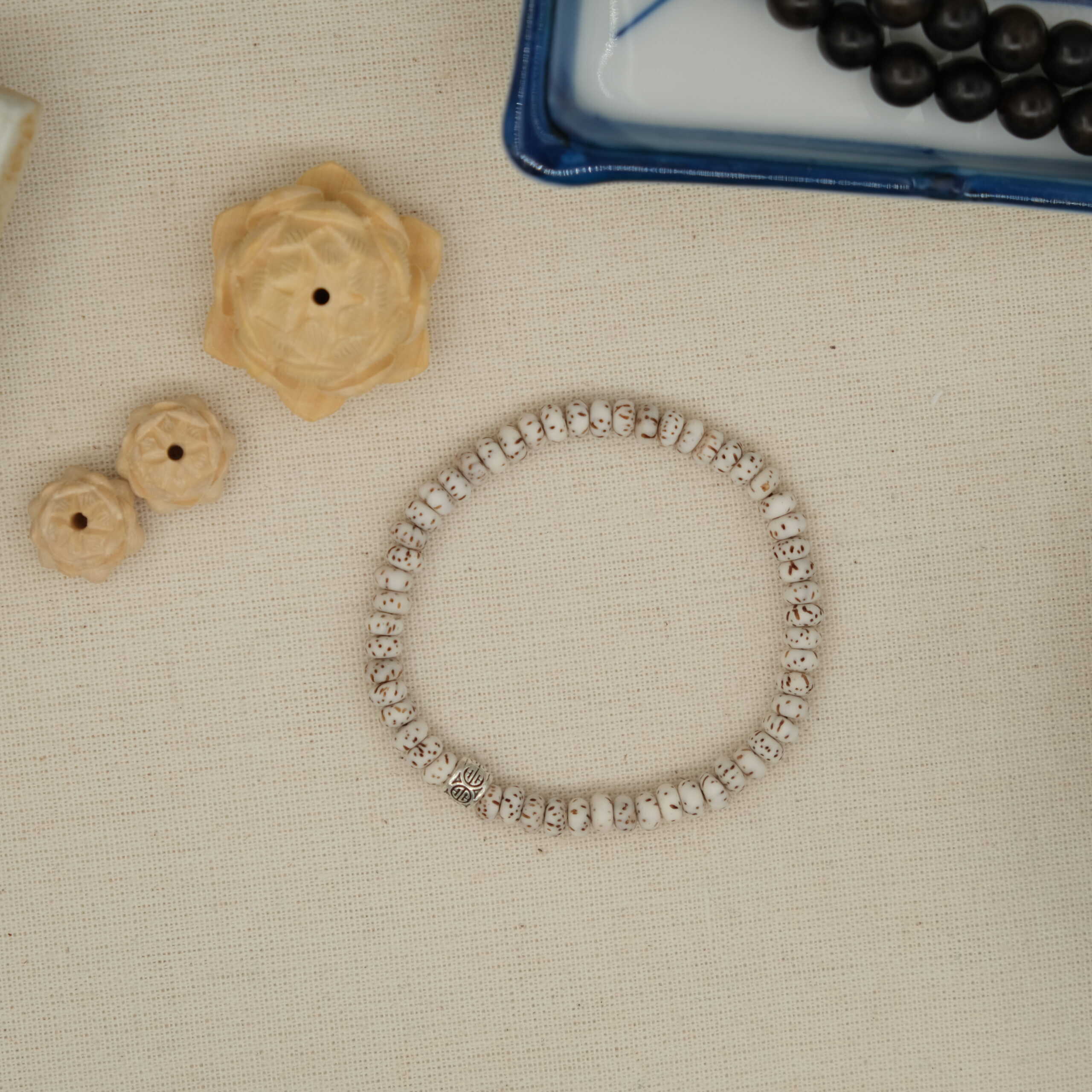 Vòng tay Bồ Đề tinh nguyệt phối charm song hỷ | hạt bồ đề dẹt 5x3mm charm bạc cổ| theo cỡ tay | Chồi Nhỏ 5 Vòng tay Bồ Đề tinh nguyệt phối charm song hỷ | hạt bồ đề dẹt 5x3mm charm bạc cổ| theo cỡ tay | Chồi Nhỏ - Ảnh 5
