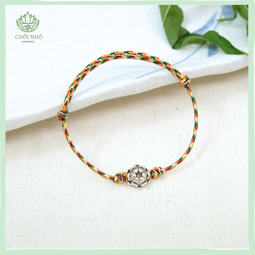 Vòng ngũ sắc phối hoa sen | dây ngũ sắc ánh vàng 1.5 ly phối charm hoa sen các màu | Vòng tay ngũ sắc Chồi 2 Vòng ngũ sắc phối hoa sen | dây ngũ sắc ánh vàng 1.5 ly phối charm hoa sen các màu | Vòng tay ngũ sắc Chồi - Ảnh 2