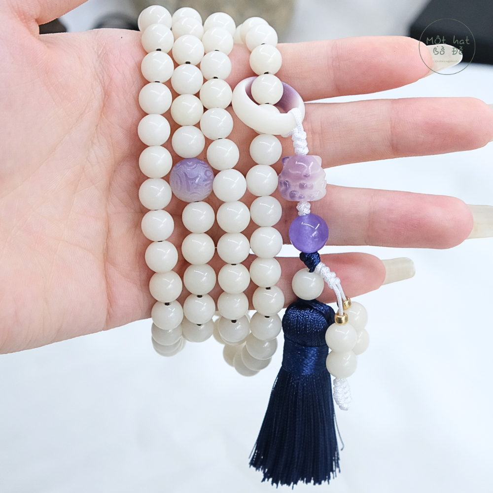 chuỗi 108 hạt bồ đề trắng 8 ly | mix 1 hạt bồ đề tím khắc chú lục tự nhẫn tím phối hồ li bồ đề, tua rua xanh lam | Chồi Nhỏ | Chuỗi hạt niệm Phật bồ đề 6 chuỗi 108 hạt bồ đề trắng 8 ly | mix 1 hạt bồ đề tím khắc chú lục tự nhẫn tím phối hồ li bồ đề, tua rua xanh lam | Chồi Nhỏ | Chuỗi hạt niệm Phật bồ đề - Ảnh 6